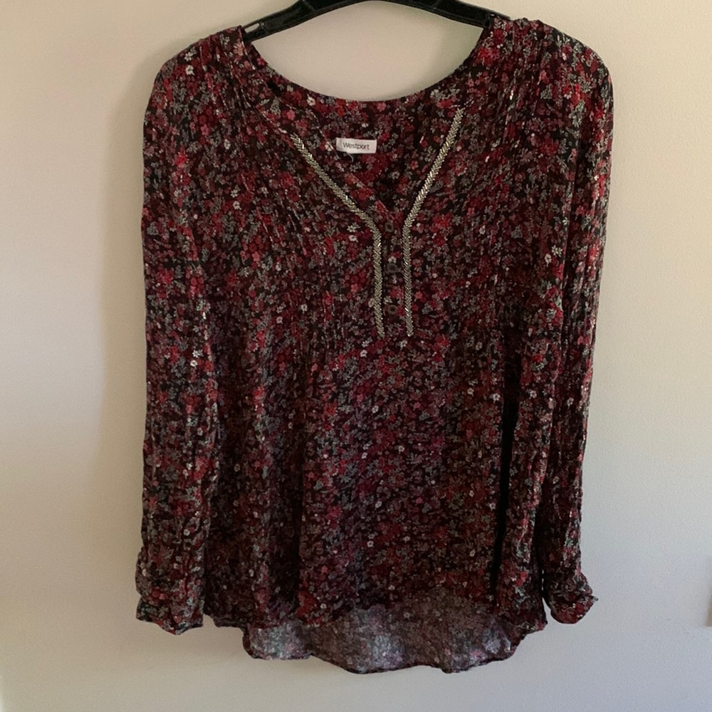 Plus size. Pretty floral top size 2X from Westport. Rayon but loose fit.